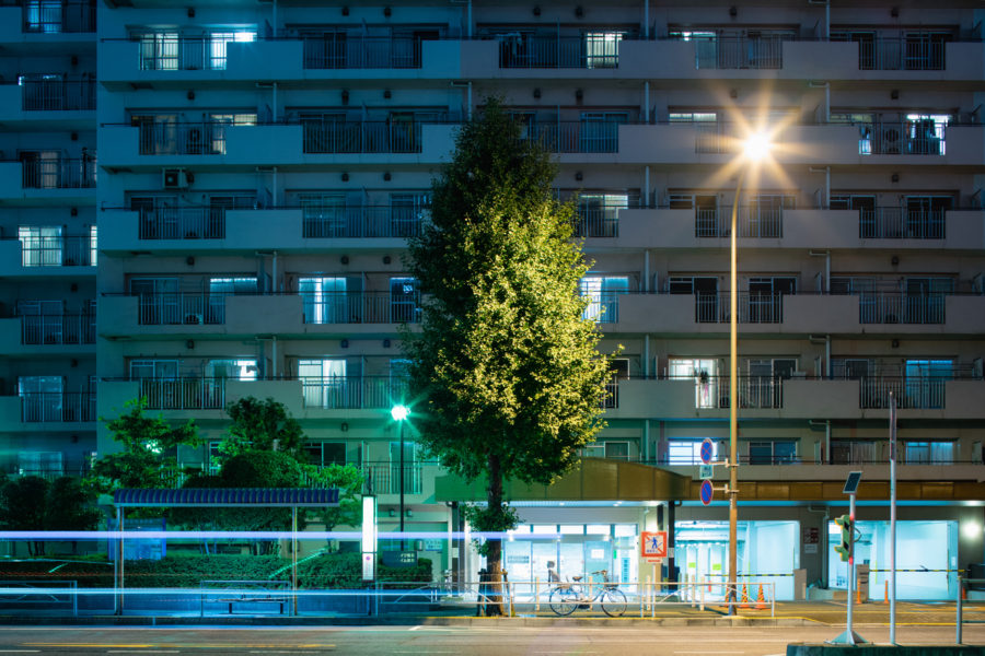 品川・古いマンションの夜景｜建築写真家のスナップ｜Shinagawa, night view of an old apartment building｜Architectural Photographer's Snapshot
